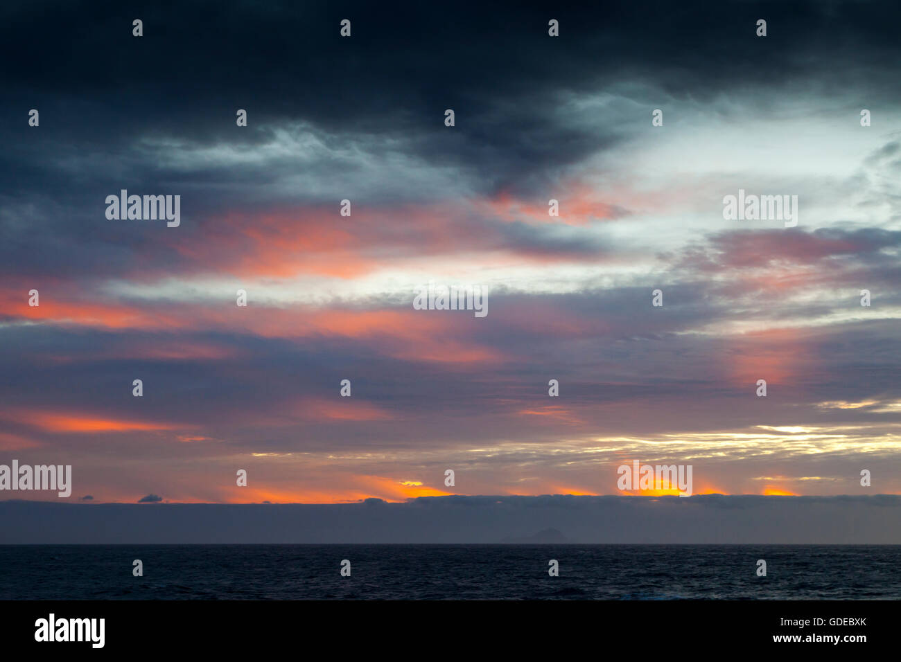 Spektakulären Sonnenuntergang in der Tasmanischen See, in der Nähe von Dusky Sound, Neuseeland Stockfoto