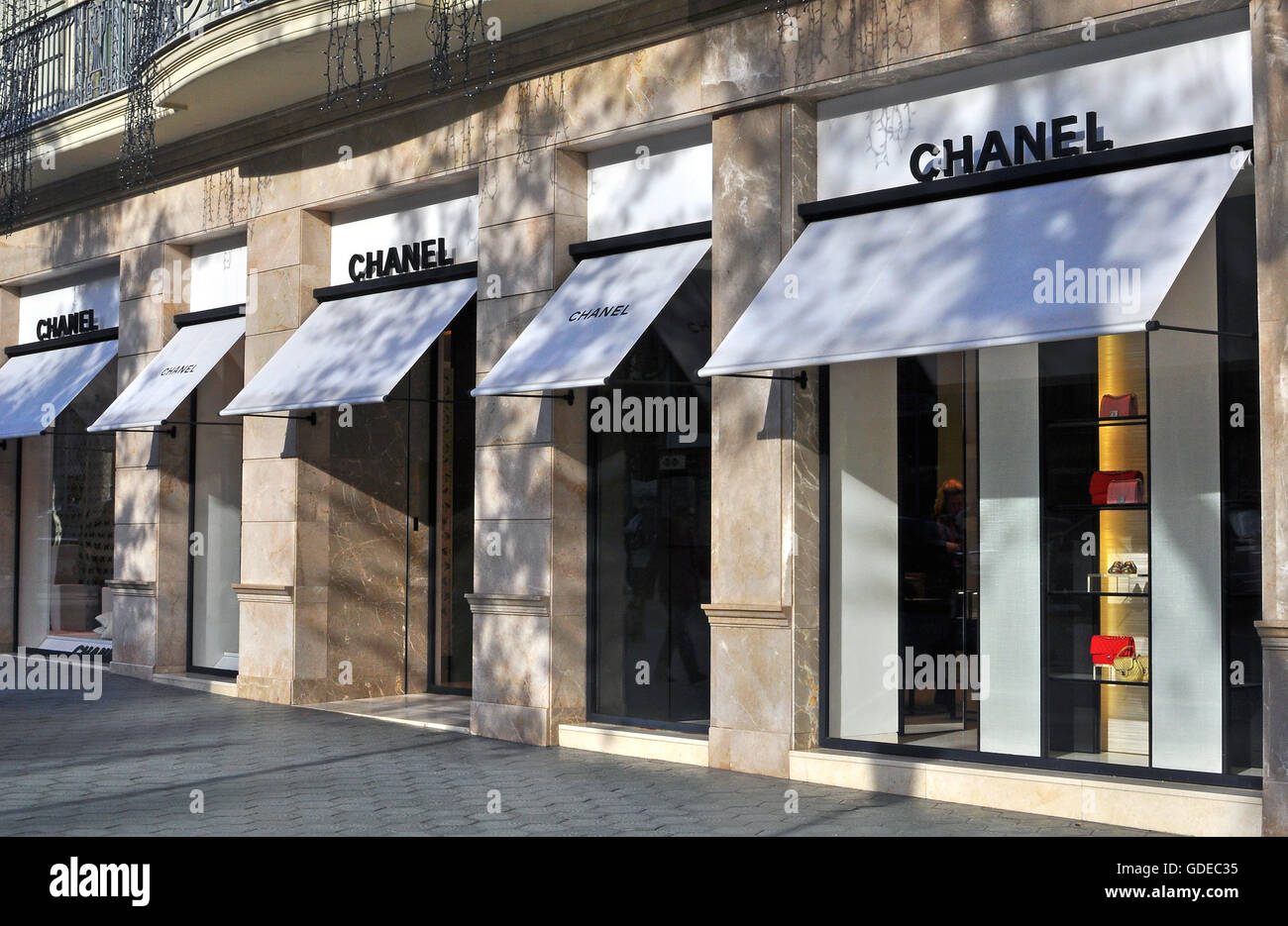 BARCELONA, Spanien - 8. Dezember: Fassade von Chanel-Flagship-Store in der Straße von Barcelona am 8. Dezember 2014. Stockfoto