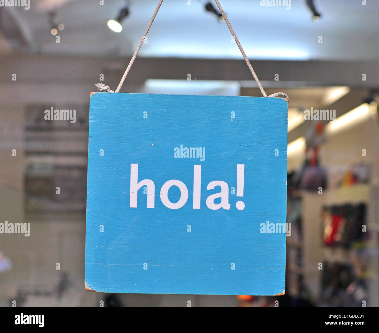 "Hallo" anmelden Shop in spanischer Sprache Stockfoto