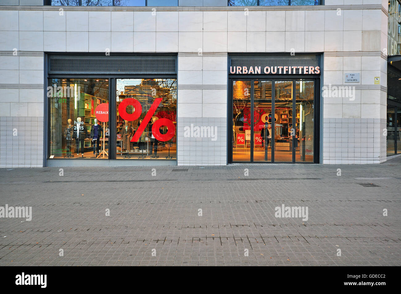 BARCELONA, Spanien - Januar 17: Urban Outfitters speichern in der Straße von Barcelona am 17. Januar 2015. Barcelona ist die capi Stockfoto