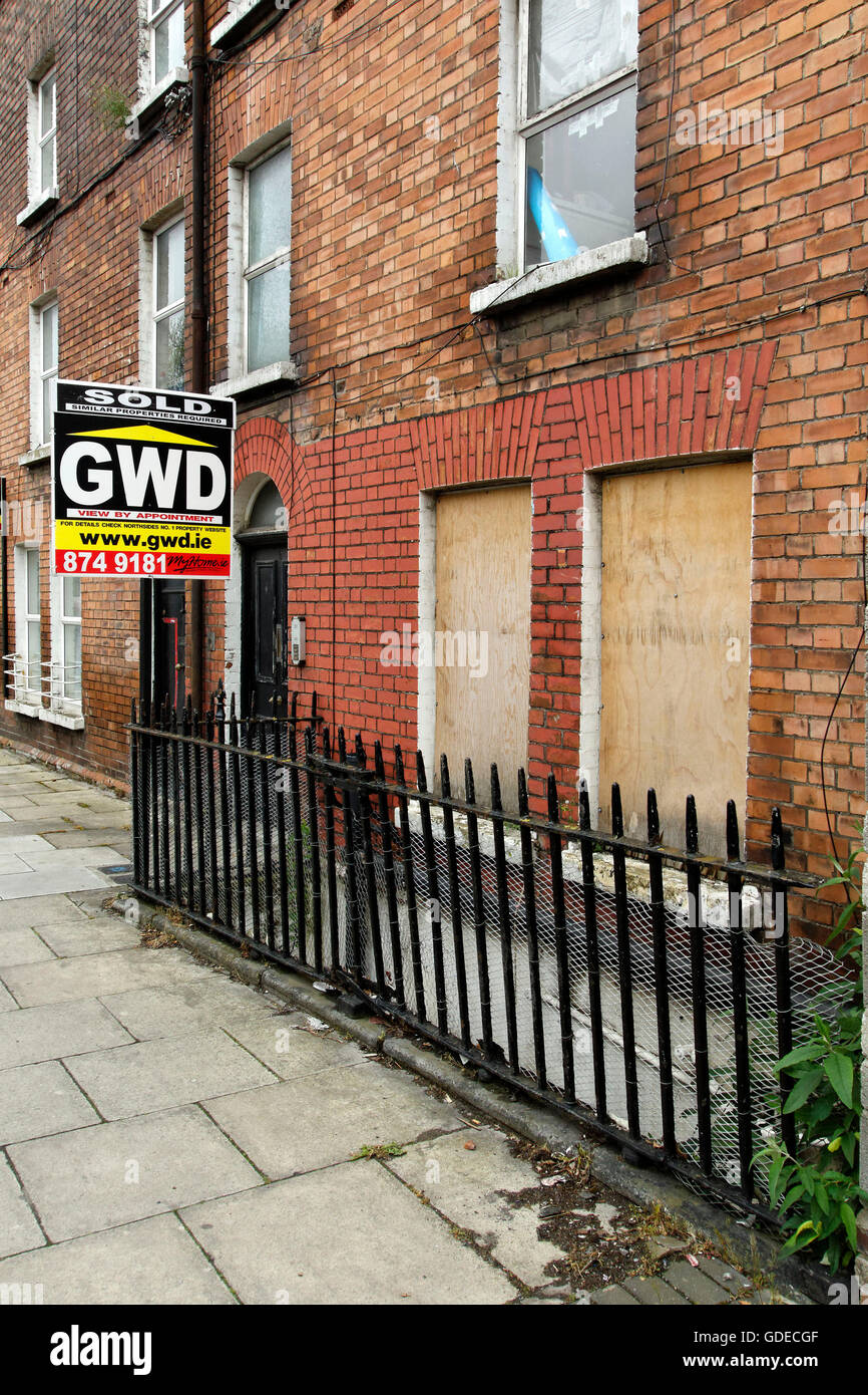 Schild von Immobilienmakler außerhalb der Gebäude, Dublin, Republik Irland, Europa aus rotem Backstein. Stockfoto