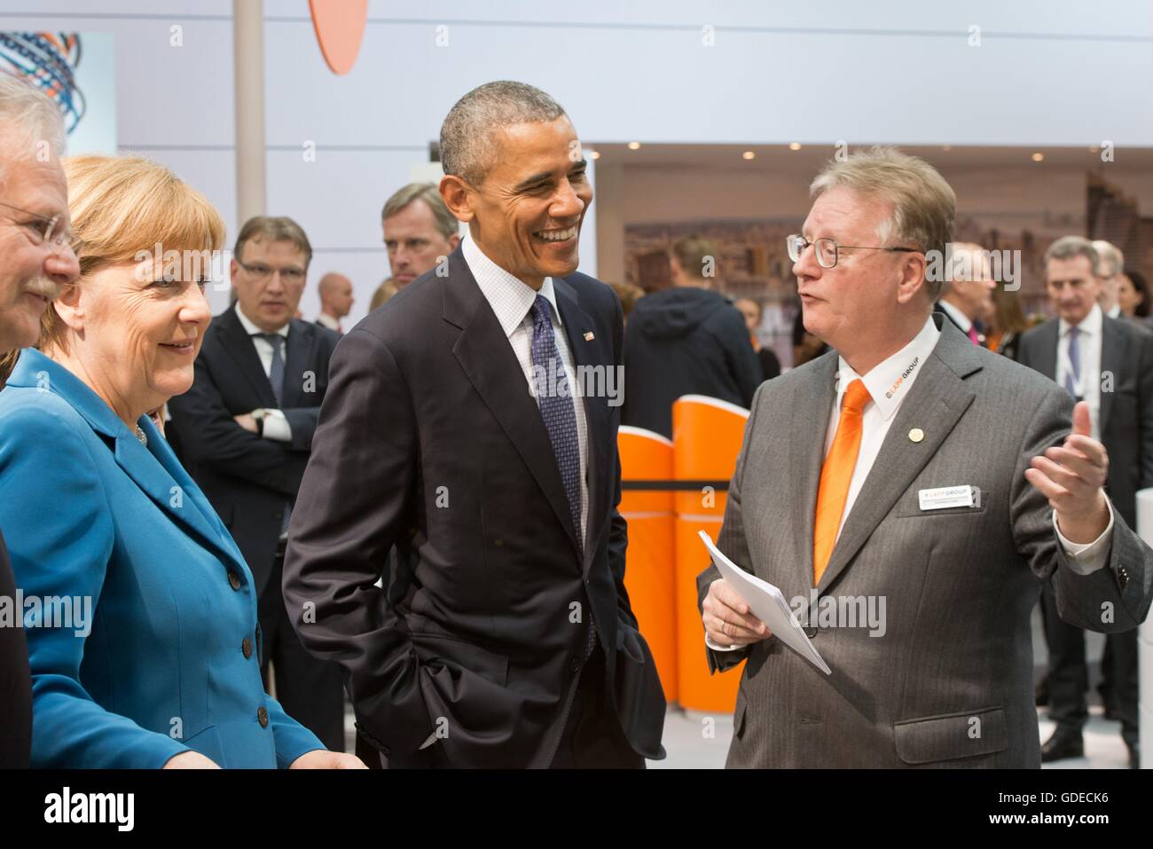 US-Präsident Barack Obama und Bundeskanzlerin Angela Merkel während einer Tour durch die USA-Pavillon auf der Hannover Messe Messe 25. April 2016 in Hannover, Deutschland. Die Veranstaltung ist die weltweit größte Industrietechnik Messe jährlich seit 1947 in Norddeutschland statt. Stockfoto