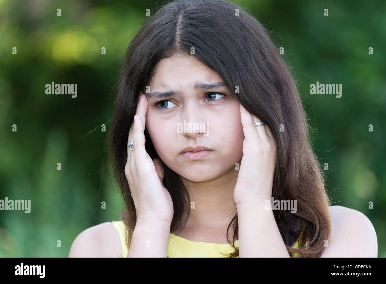 Teengirl mit Migräne im Freien im Sommer Stockfoto