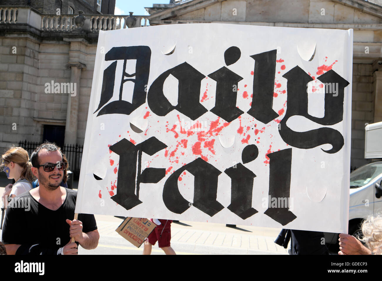 "Marsch für Europa" bleiben Wähler halten eine satirischen 'Daily Fail' Zeichen Demo Whitehall London UK 2. Juli 2016 KATHY DEWITT Stockfoto