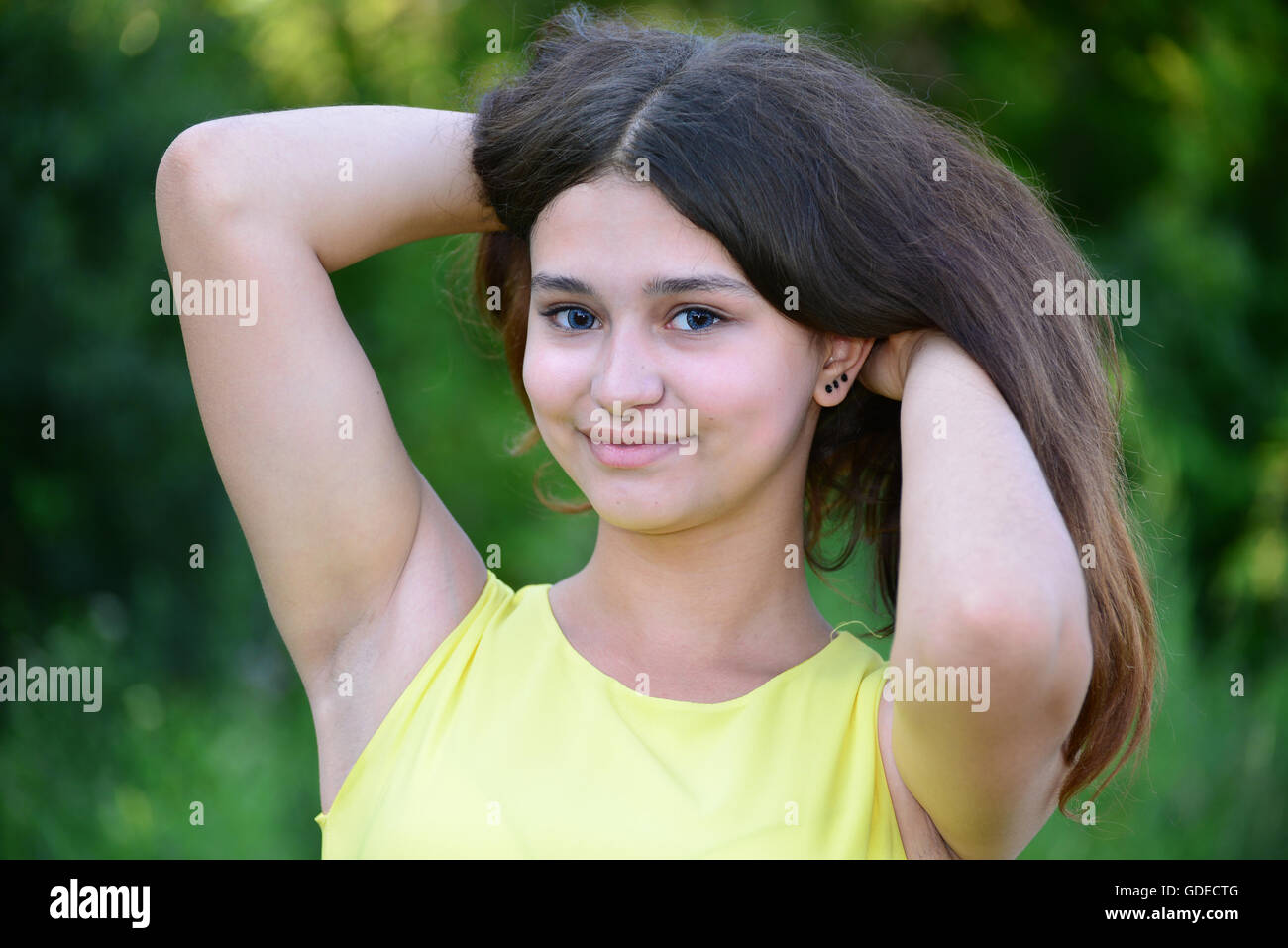 Teen Mädchen 15 Jahre im gelben Kleid auf Natur Stockfoto