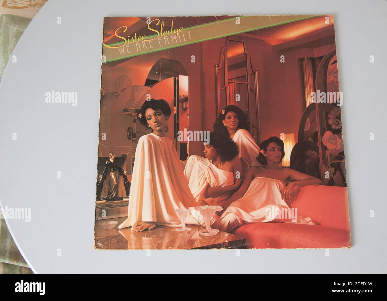 Cover von Sister Sledges Album We Are Family aus dem Jahr 1979, das flach auf einem hellblauen Tisch liegt Stockfoto