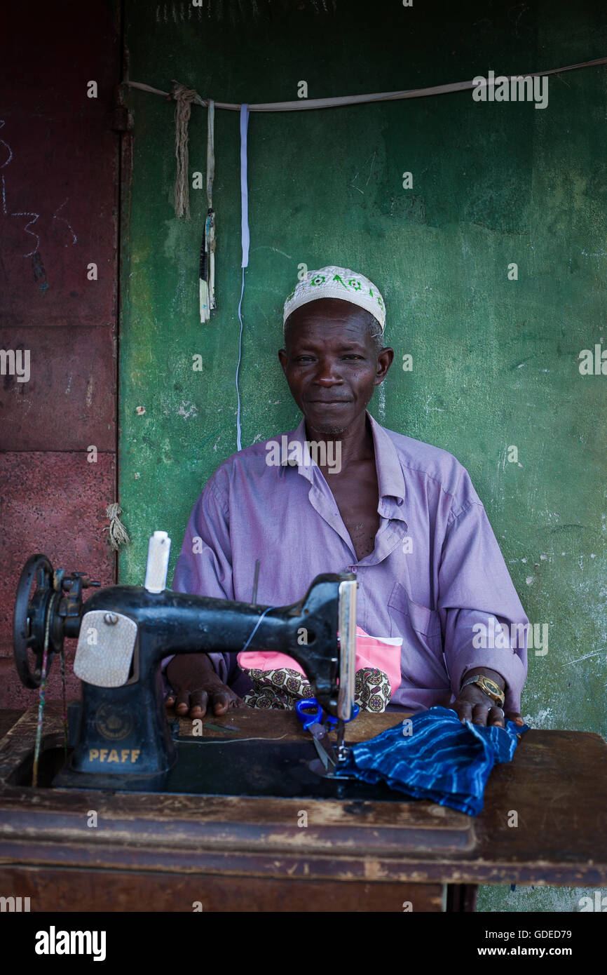 Yongoro, Sierra Leone - 1. Juni 2013: Westafrika, das Dorf Yongoro vor Freetown, der Schneider Stockfoto