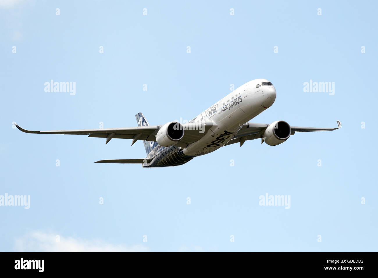 Ein Airbus A350 fliegt während der Farnborough International Airshow im Juli 2016 Stockfoto