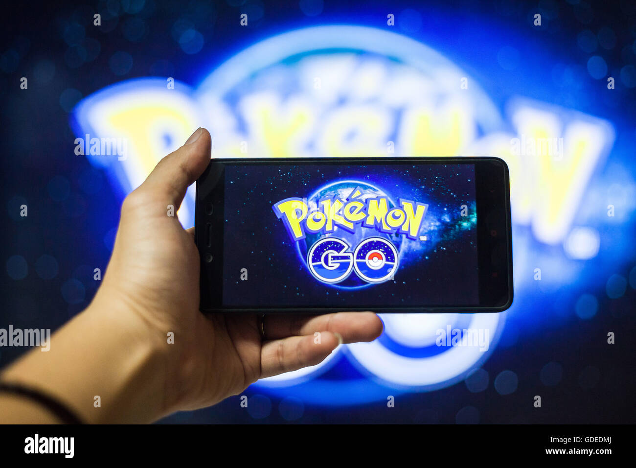 Pokemon-Go-Spiel mit Unschärfe Hintergrund Stockfoto