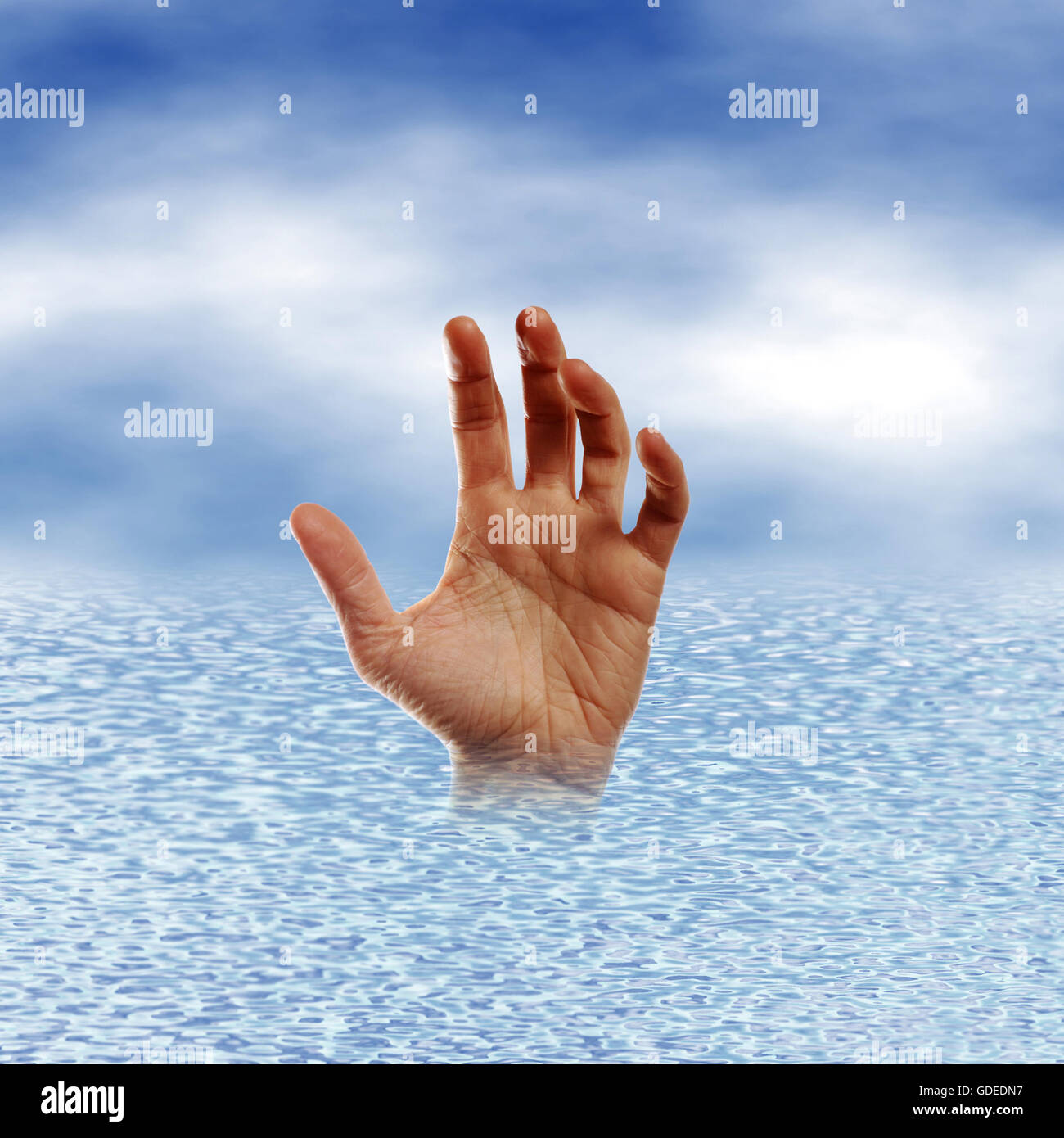 Hand im Wasser ertrinken Stockfoto