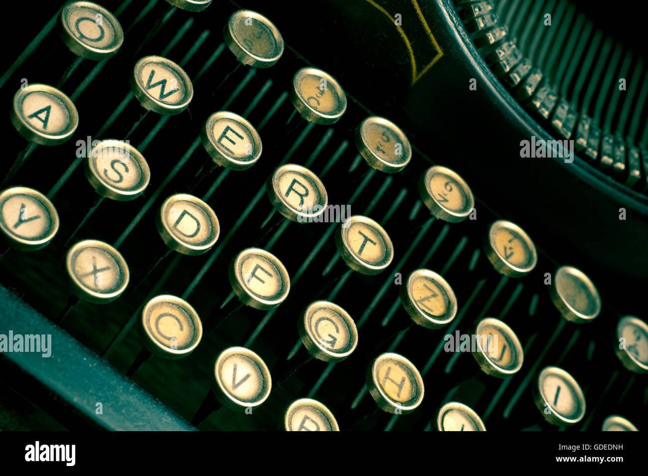 Nahaufnahme der Schlüssel von einer alten mechanischen Schreibmaschine Stockfoto