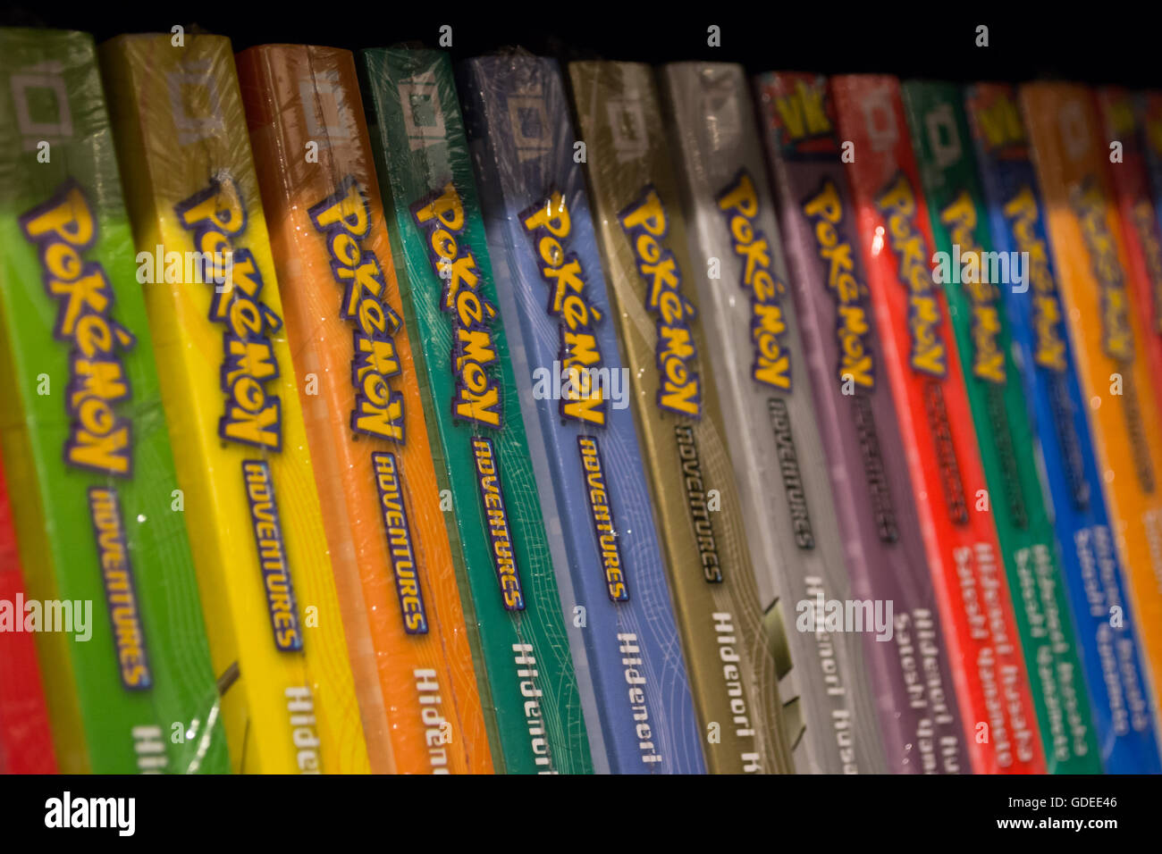 Bangkok, Thailand - 14. Juli 2016: Pokemon Comic-Bücher stehen im Regal. Stockfoto