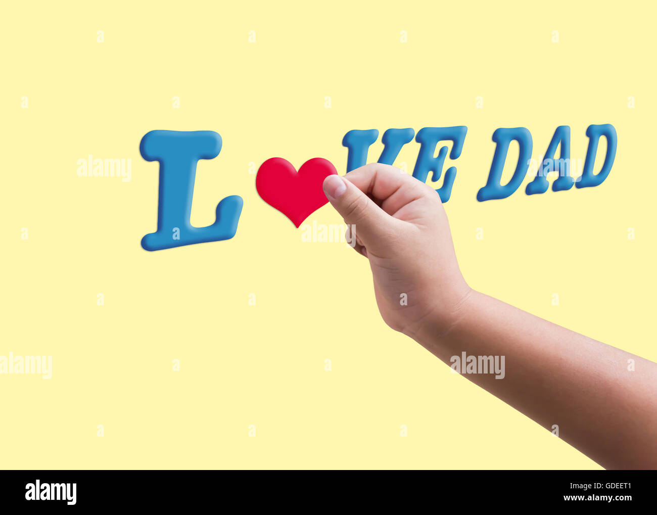 Kind oder Kinder Hand halten rote gehört Ausfüllen von Formularen mit blauem Text Liebe Vater auf gelbe einfarbigen Hintergrund isoliert Stockfoto