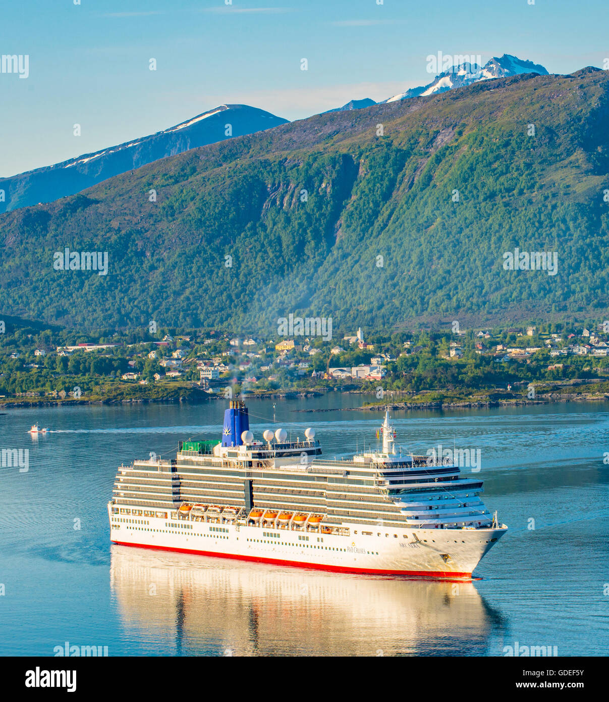 Blick auf Kreuzfahrt Schiff Arcadia von Mt. Aksla navigieren in äußeren Fjord, Alesund, Norwegen, mehr Og Romsdal, Skandinavien Stockfoto