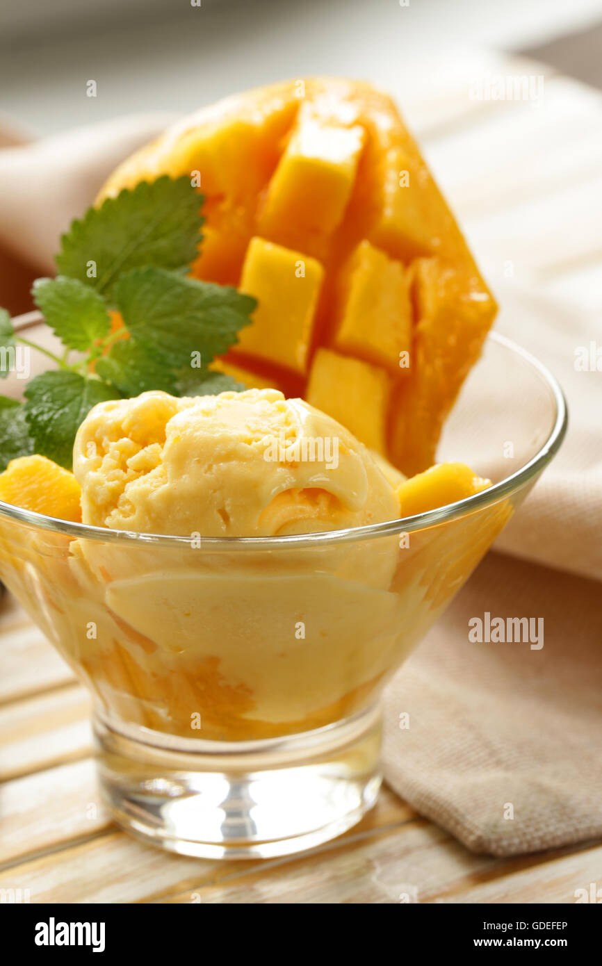 hausgemachtes natürliches Orangen Eis mit mango Stockfoto