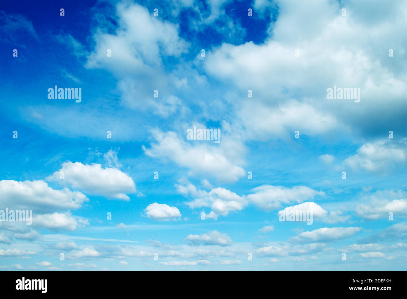 weiße Wolken am blauen Himmel Stockfoto