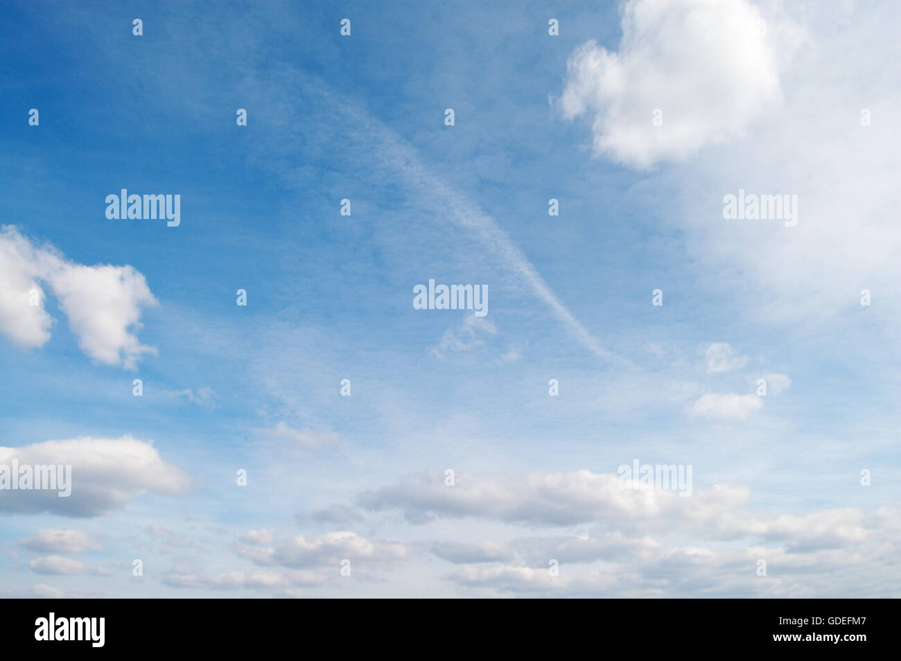 weiße Wolken am blauen Himmel Stockfoto