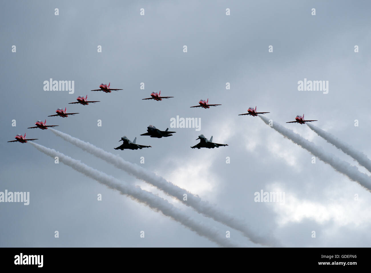 REd Arrows in Formation mit F35B und zwei Typhoon Flugzeuge beim RIAT Stockfoto