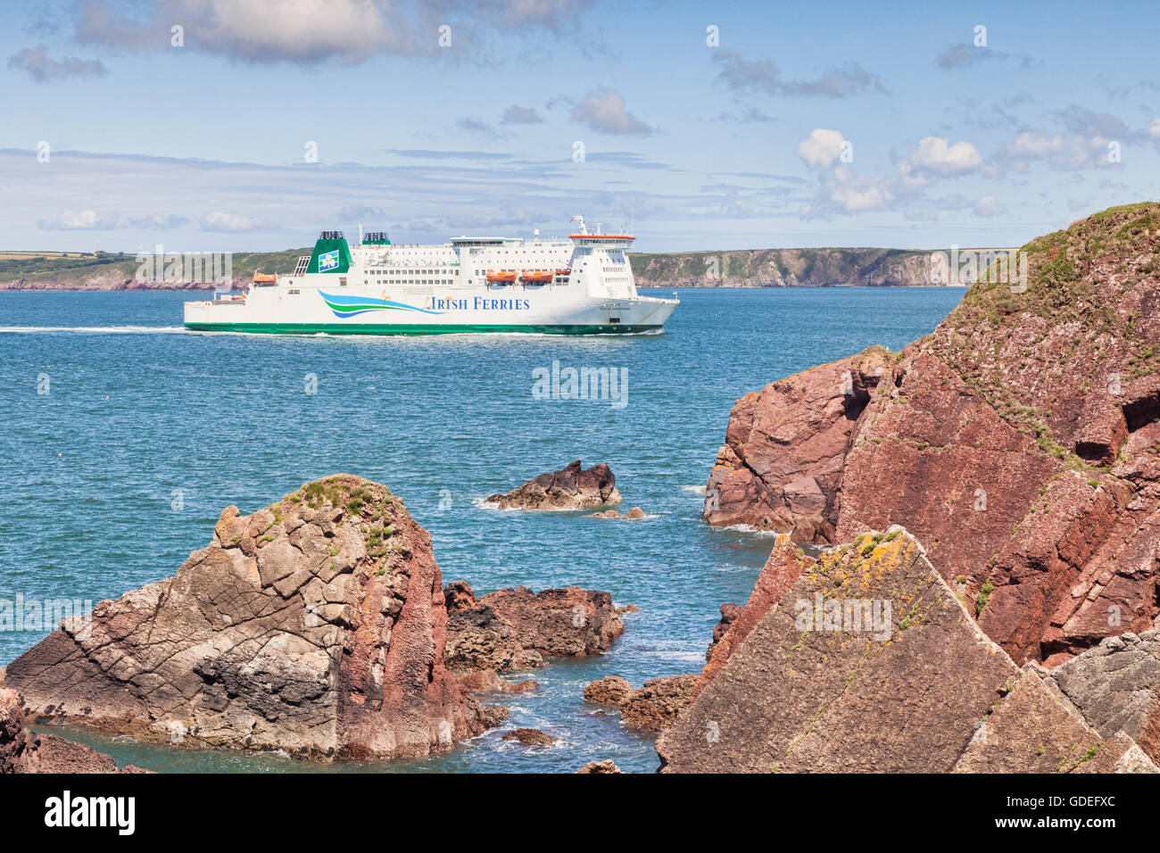 Irish Ferries Fähre Isle of Inishmore fährt in Milford Haven, wie es, Pembroke Dock, Pembrokeshire, Wales, UK Ansätze Stockfoto