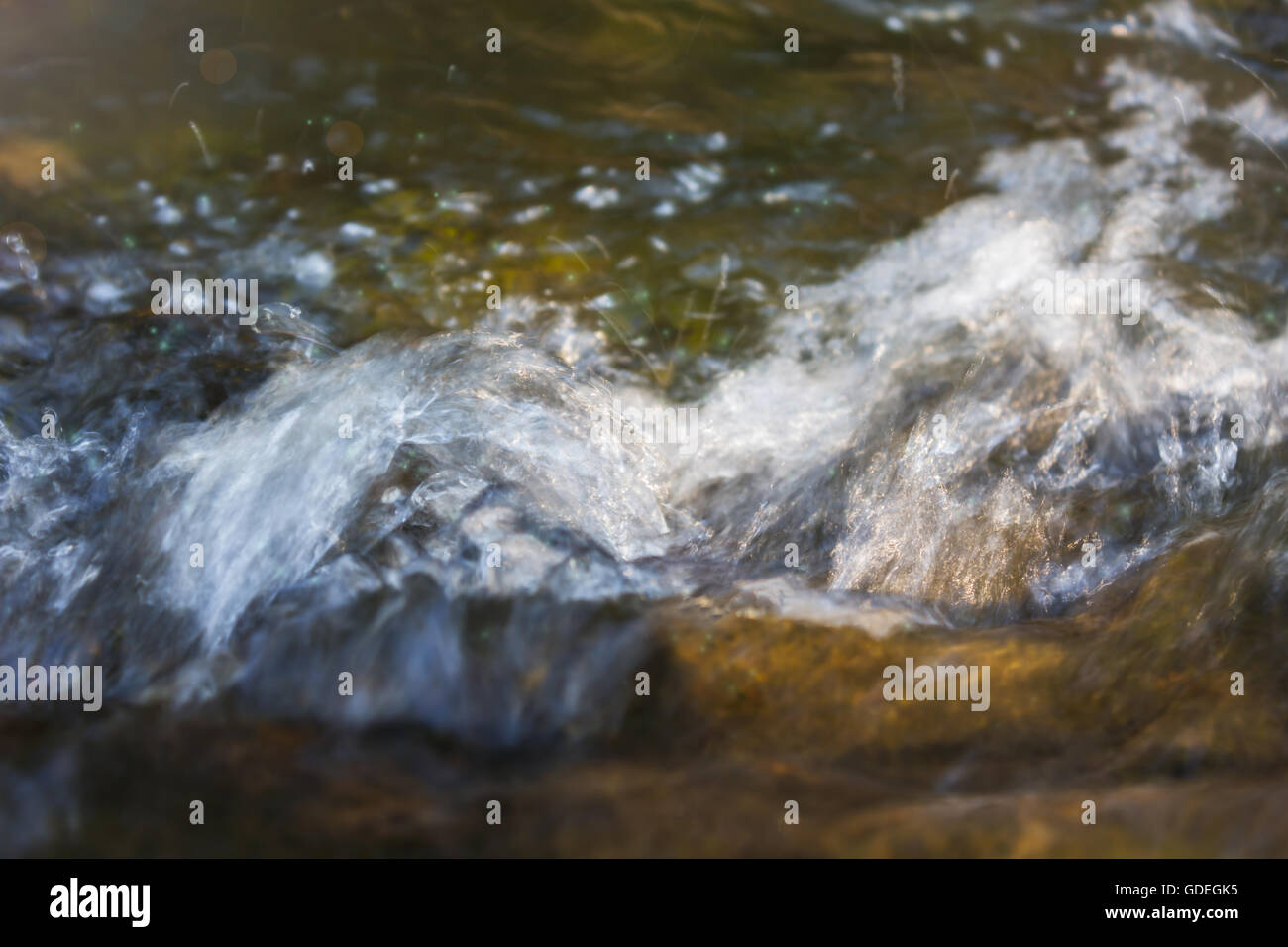 Spritzwasser im Fluss und Sonnenlicht auf Oberfläche für Natur Hintergrund Stockfoto
