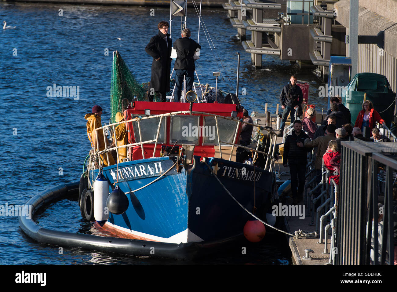 CARDIFF, VEREINIGTES KÖNIGREICH. 13. Juli 2016. Benedict Cumberbatch und Martin Freeman sind am Set von BBC Sherlock auf die Bucht von Cardiff entdeckt. Stockfoto