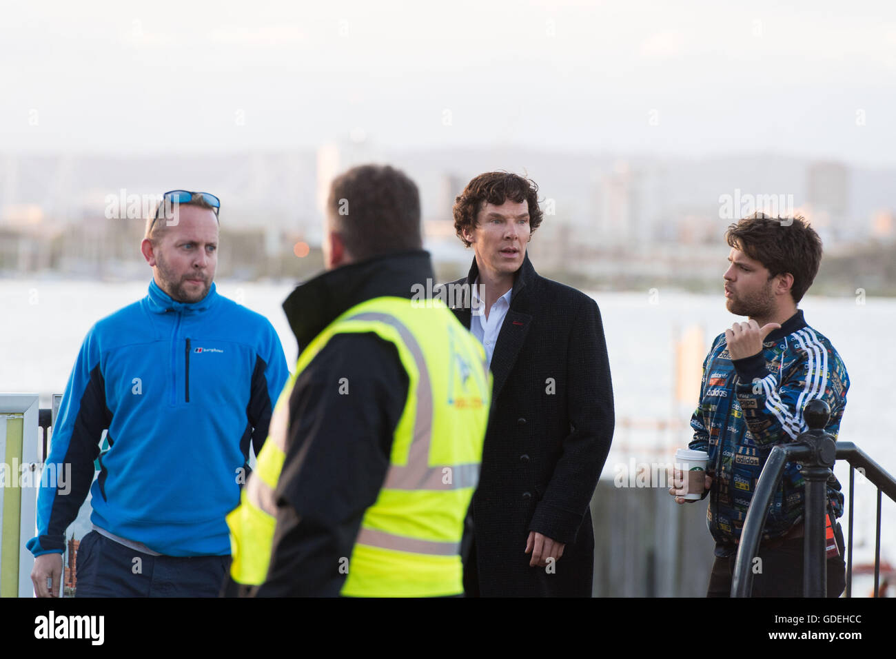 CARDIFF, VEREINIGTES KÖNIGREICH. 13. Juli 2016. Benedict Cumberbatch ist fleckig verlassen die Sherlock setzen auf die Flut der Cardiff Bay. Stockfoto