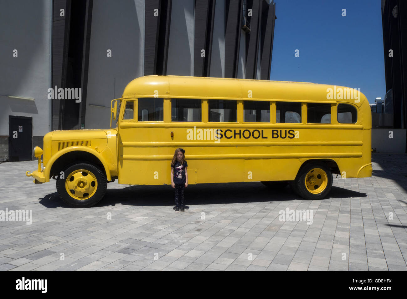 Mädchen stehen von Schulbus Stockfoto