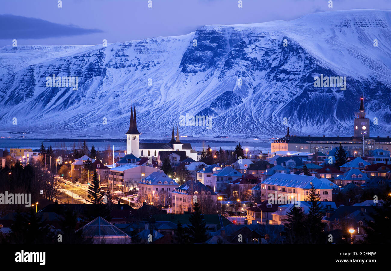 Die Skyline der Stadt in der Abenddämmerung, Reykjavik, Island Stockfoto