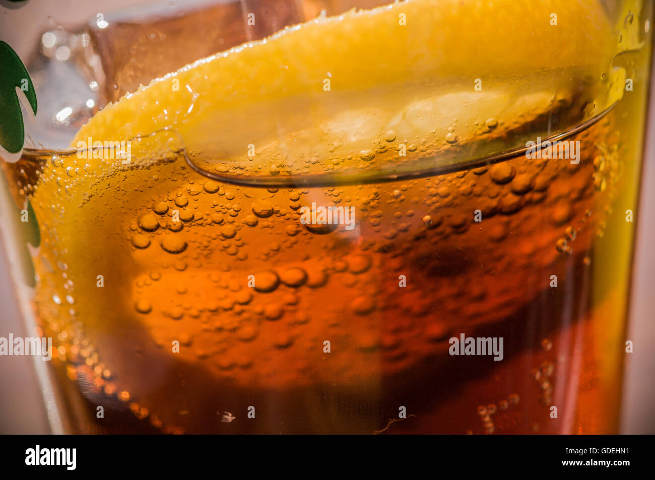 Nahaufnahme von einer Scheibe der Zitrone in ein Glas Wasser mit Kohlensäure Stockfoto