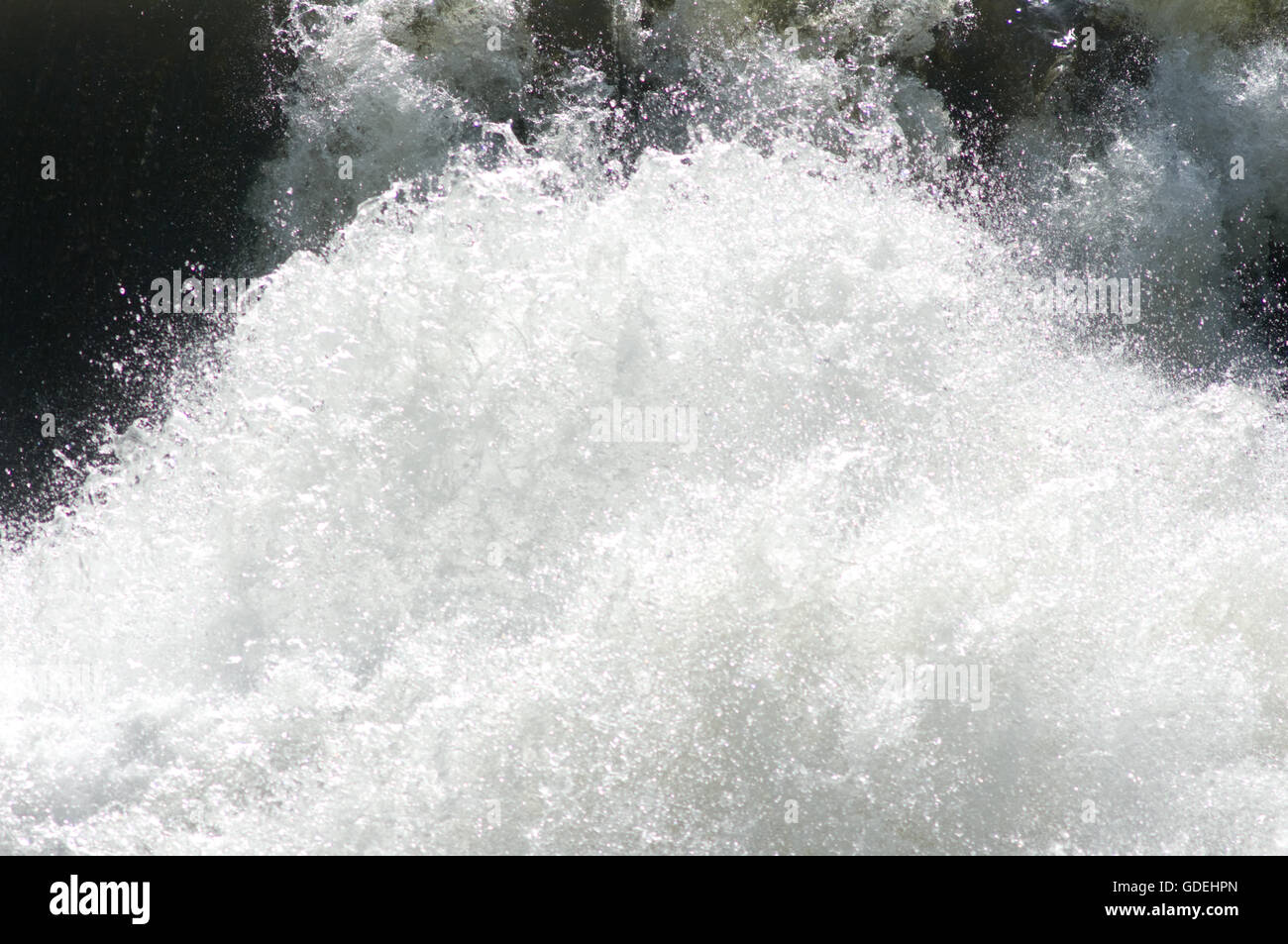 Eine Nahaufnahme der Studie von einem kleinen Wasserfall und Wildwasser am Fluss Skykomish neben dem Highway 2 in den Cascade Mountains. Stockfoto