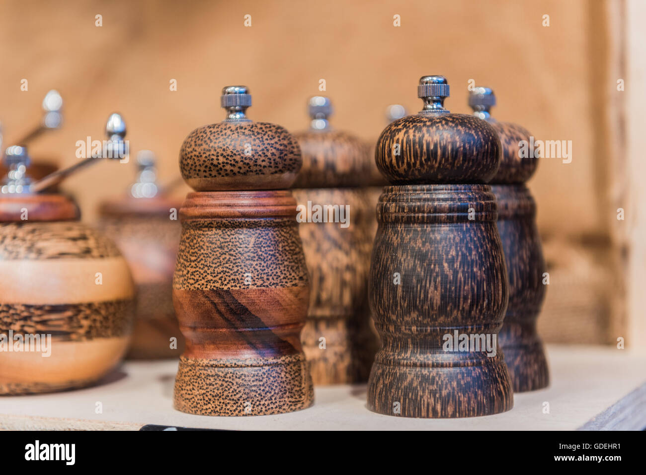 Nahaufnahme von Holz, Salz und Pfeffer Mühlen Stockfoto
