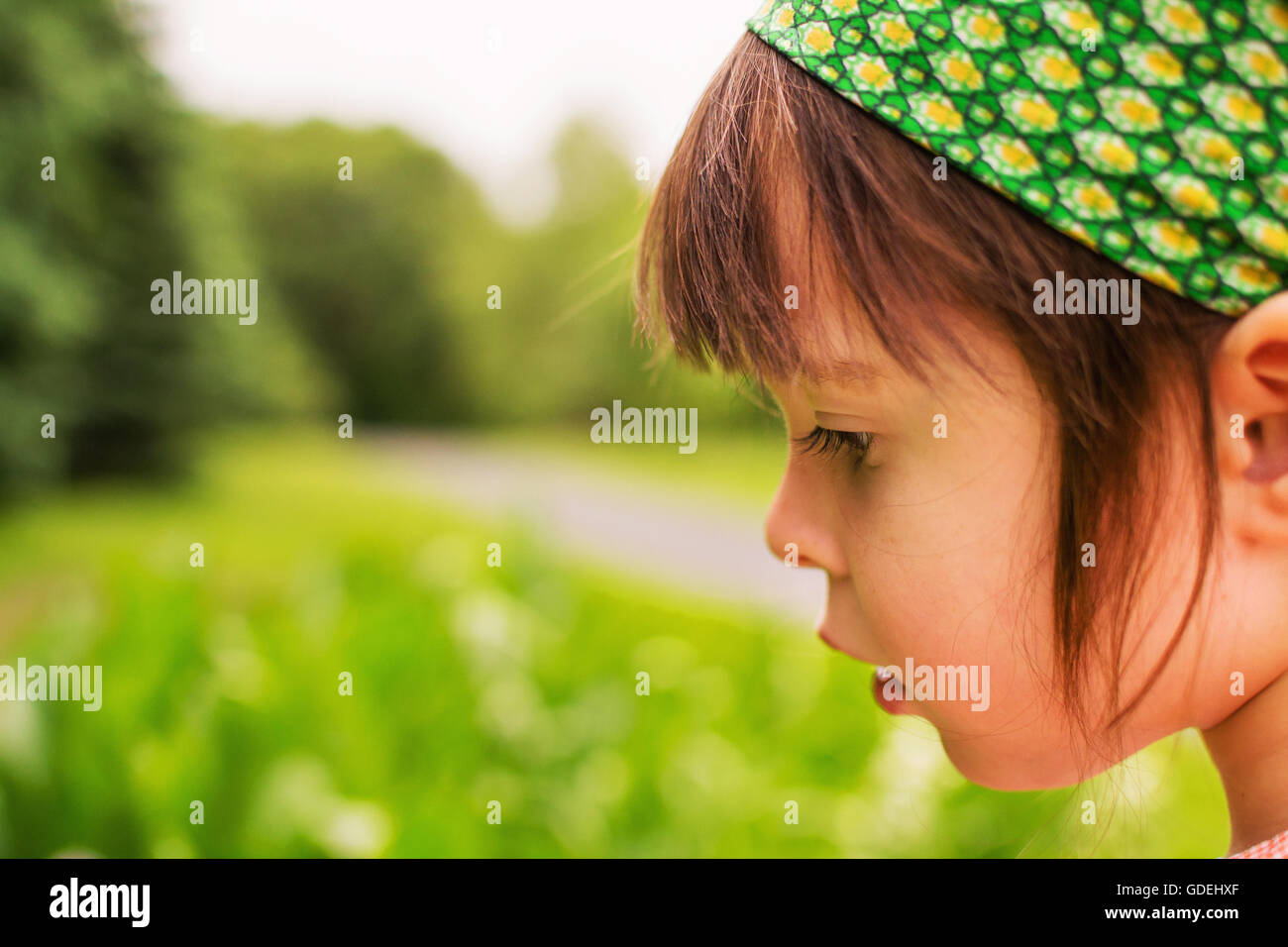 Seitenansicht Porträt eines Mädchens im Garten stehen Stockfoto