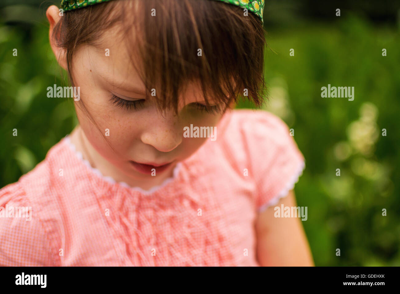 Close-up Portrait eines Mädchens im Garten stehen Stockfoto