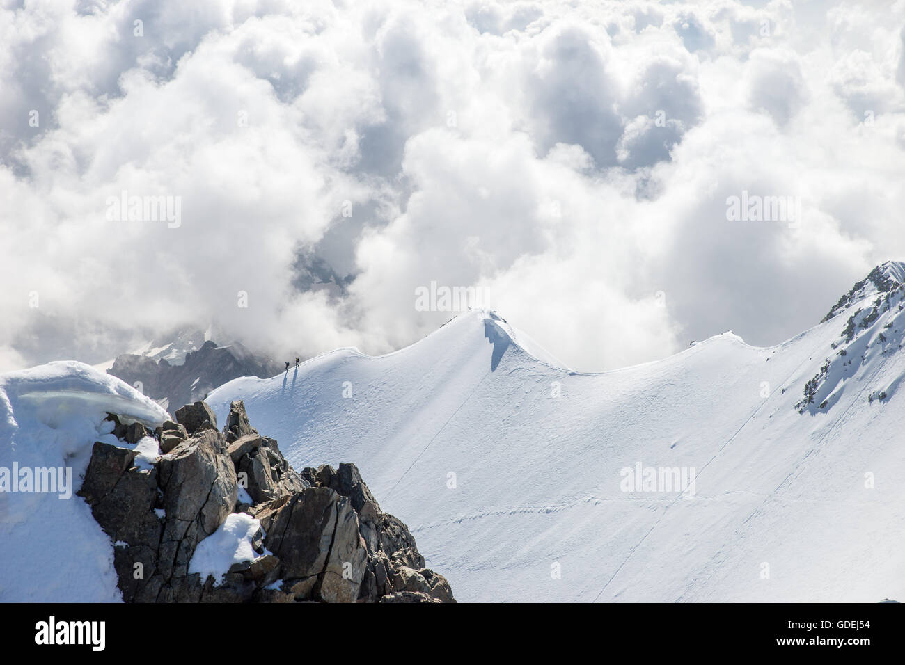 Zwei Personen zu Fuß entlang der Bergrücken in den Schweizer Alpen, Piz Bernina, Graubünden, Schweiz Stockfoto