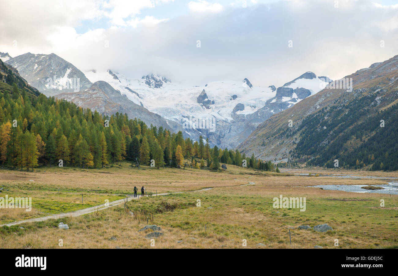 Zwei Menschen wandern in den Schweizer Alpen, Pontresina, Graubünden, Schweiz Stockfoto