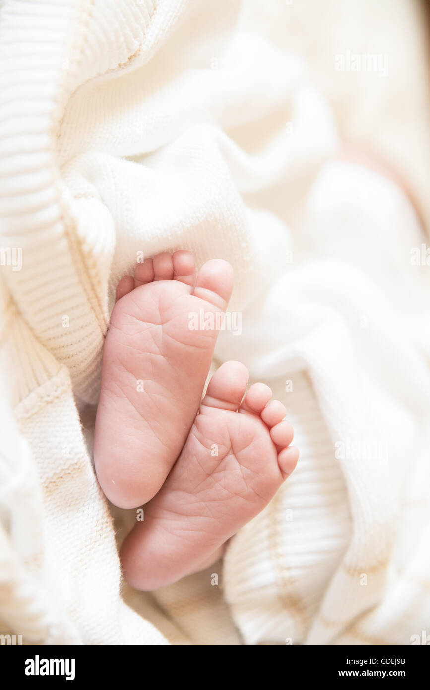 Baby junge Füße in Nahaufnahme Stockfoto
