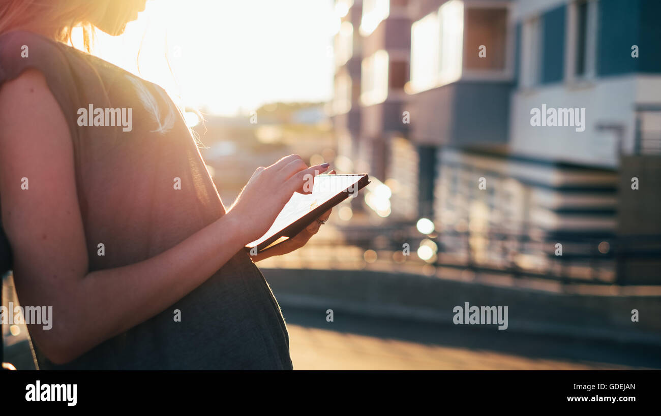 Frau im Freien mit digital-Tablette Wand gelehnt Stockfoto