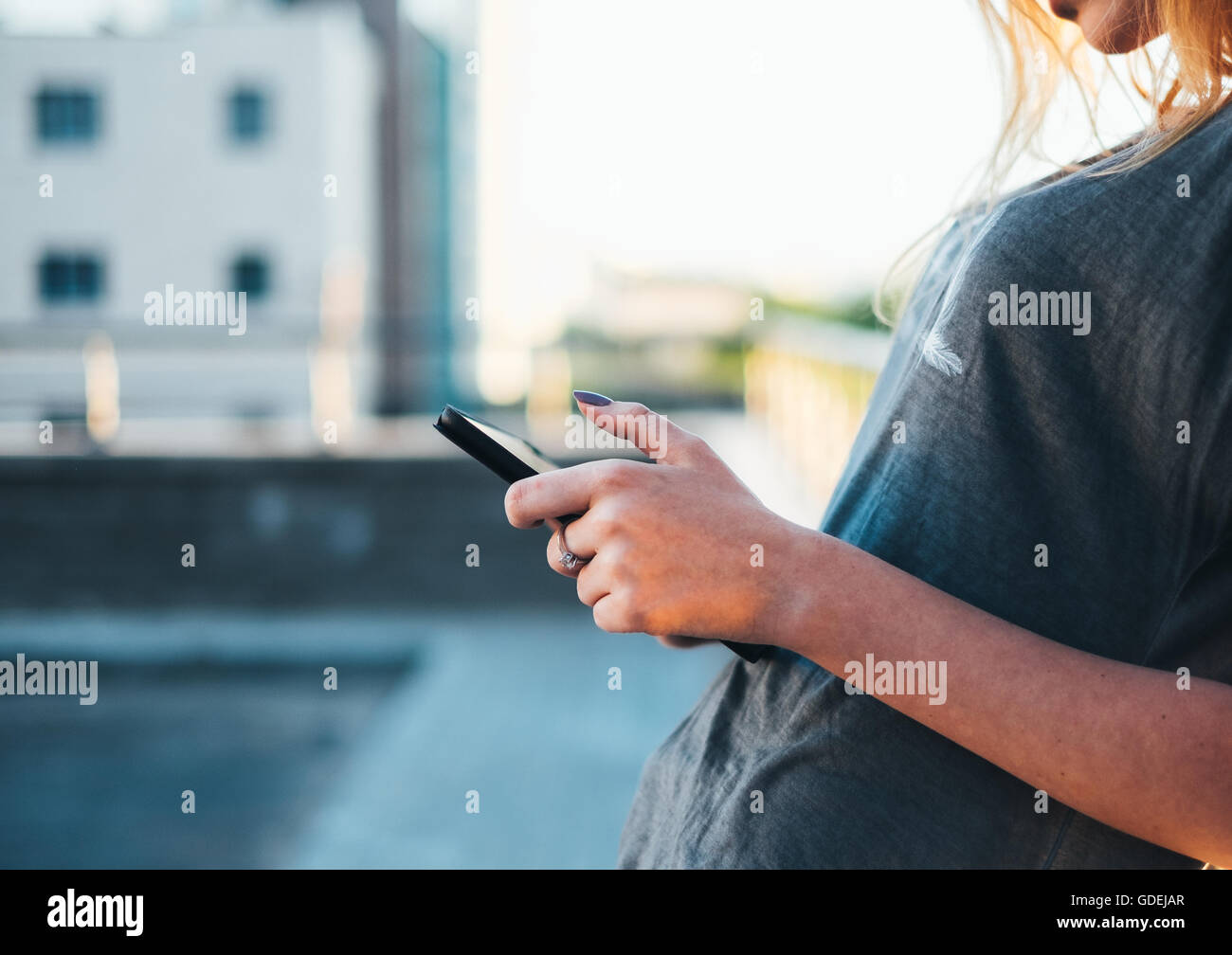 Frau im Freien mit digital-Tablette Wand gelehnt Stockfoto