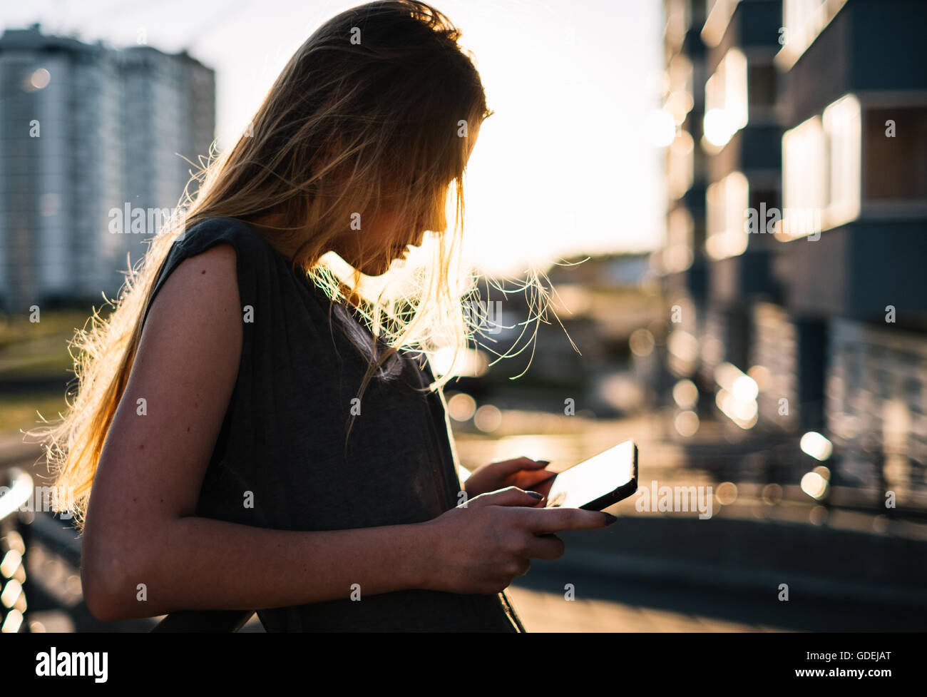 Frau im Freien mit digital-Tablette Wand gelehnt Stockfoto