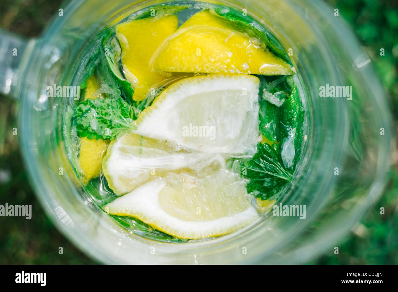 Draufsicht der frischen Mojito cocktail trinken Stockfoto