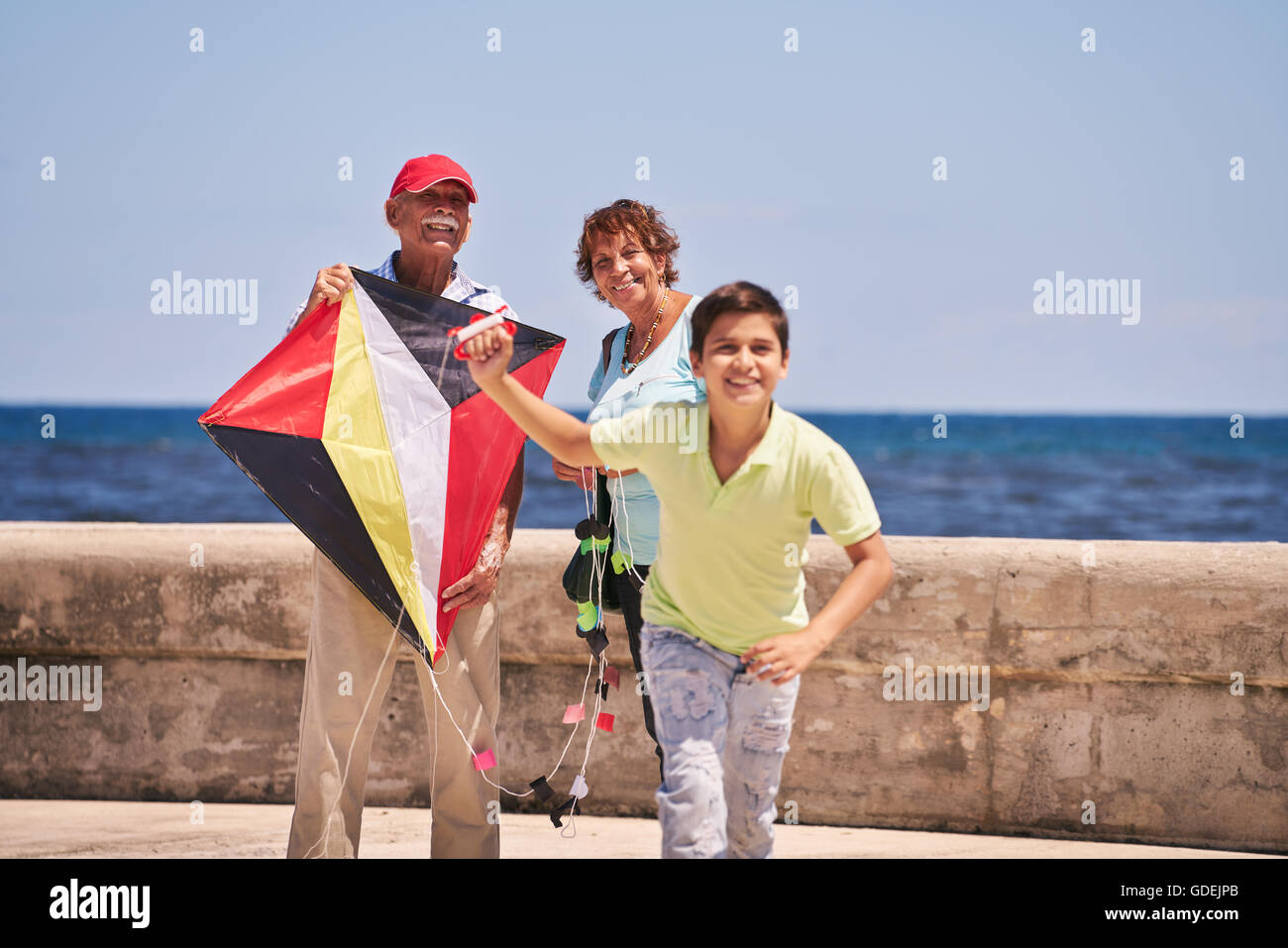Happy Tourist Familie auf Urlaub in Kuba. Hispanische Opa, Oma und Enkel Spaß einen Drachen Stockfoto
