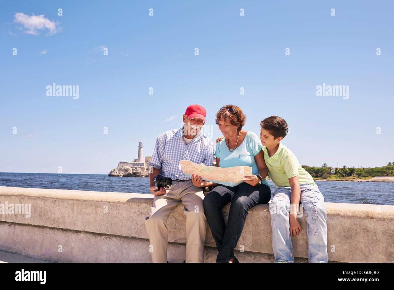 Happy Tourist Familie an Feiertagen, während Urlaub Reise in Kuba. Hispanische Opa, Oma und Enkel in Havanna reisen Stockfoto