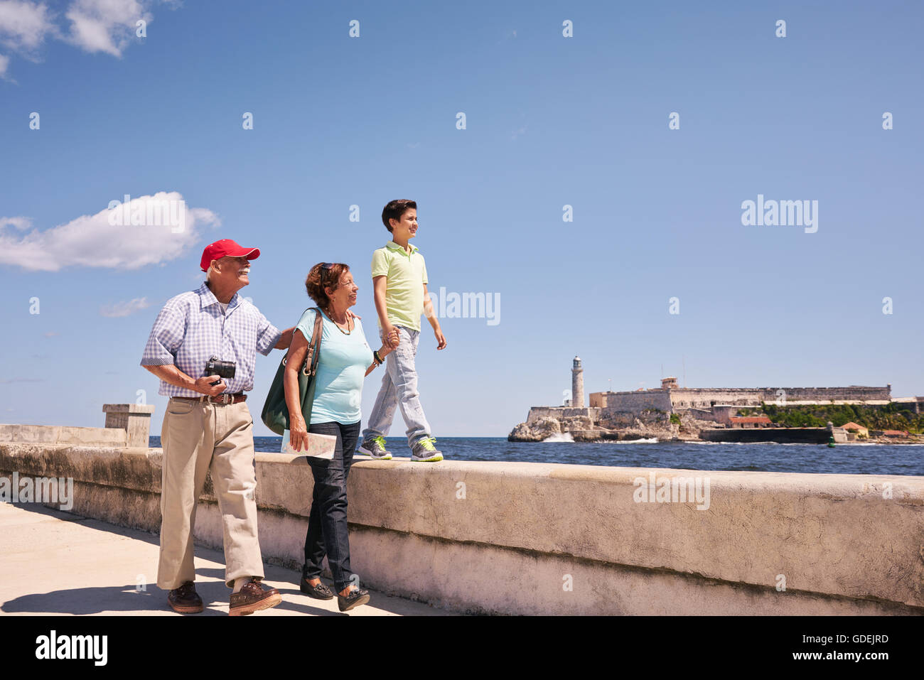Touristen im Urlaub in Havanna, Kuba. Spanische Familie mit Opa, Oma und Enkel unterwegs und gehen gemeinsam Stockfoto