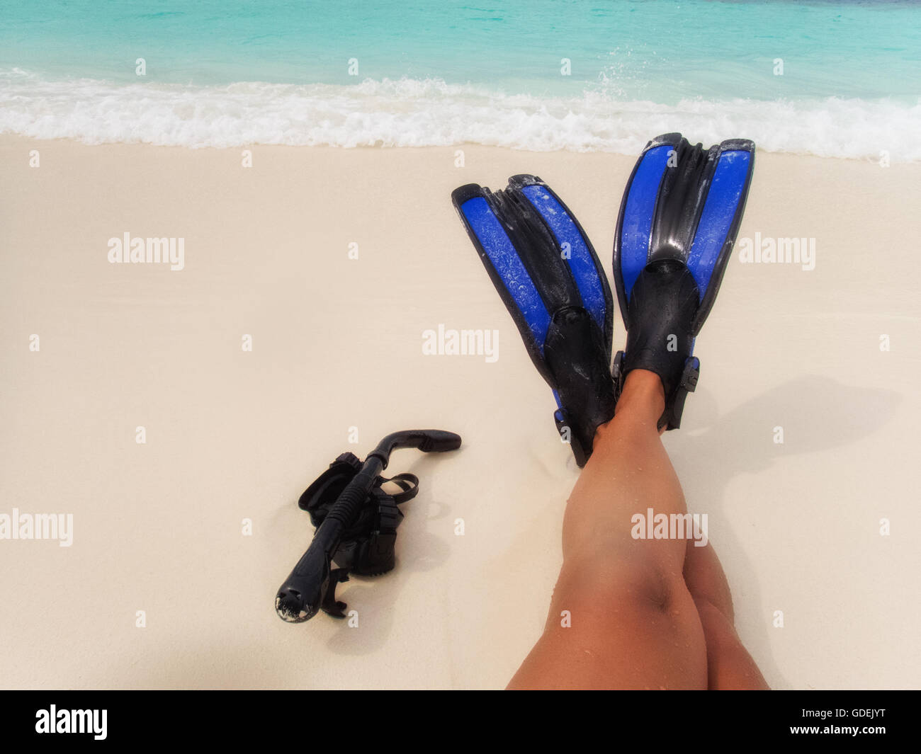 Frau Bein tragen Flossen am Strand, Malediven Stockfoto