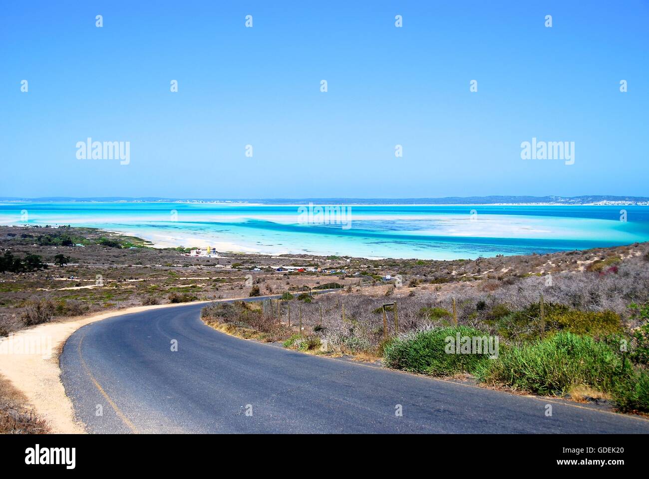 Leere Straße, West Coast National Park, Western Cape, Südafrika Stockfoto