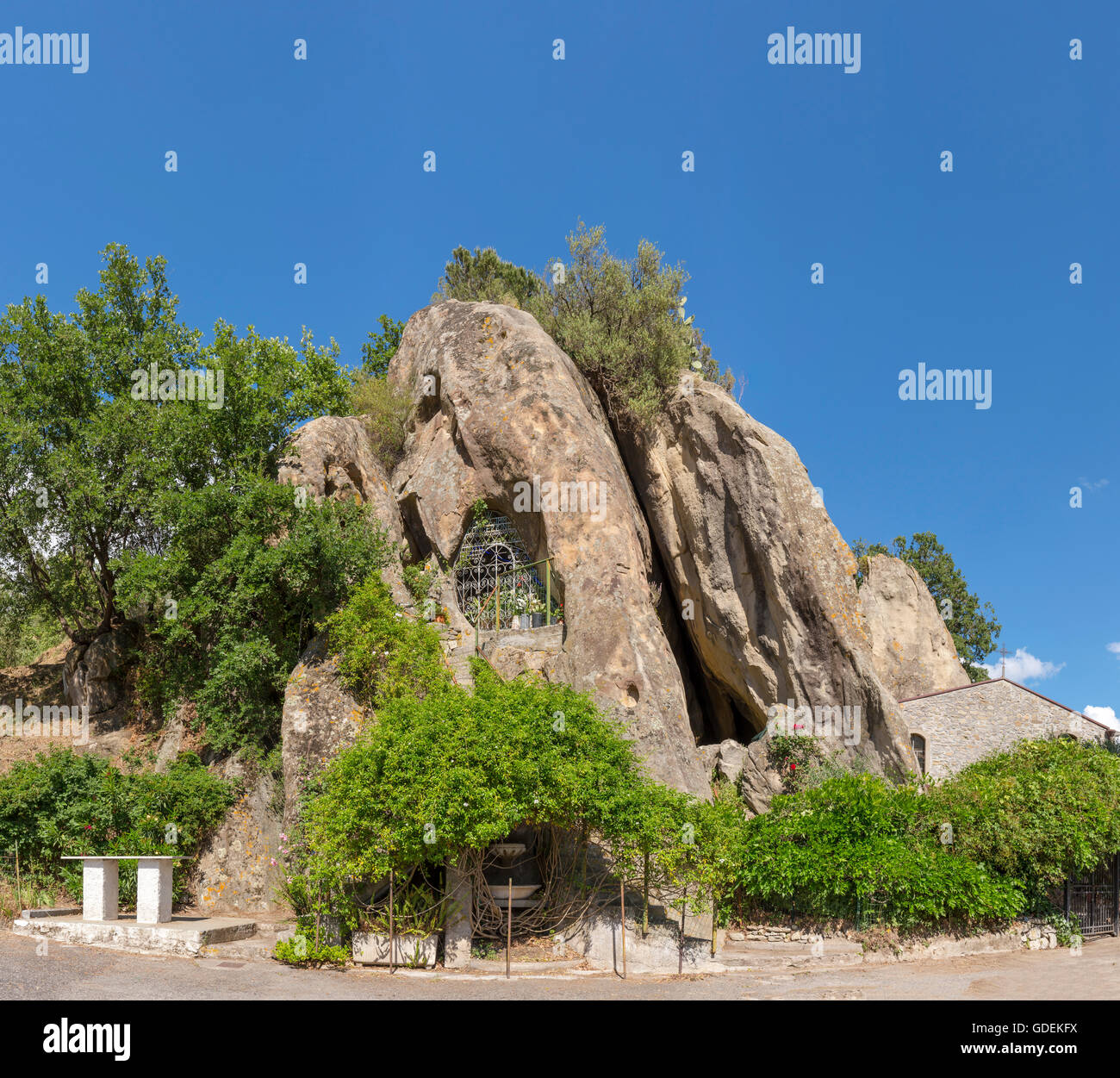 Kapelle, die aus einem Felsblock gehackt Stockfoto