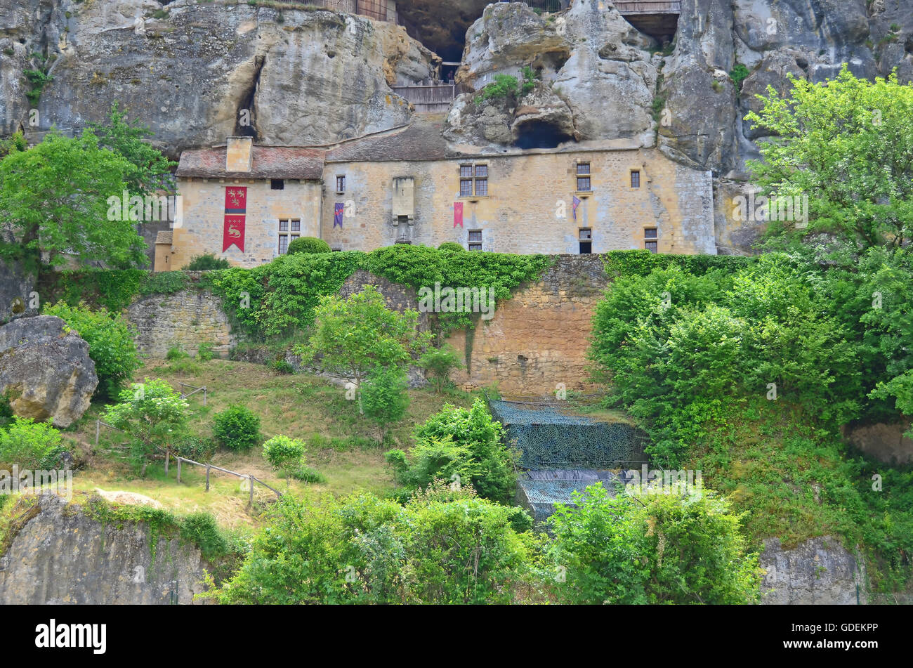 Eine befestigte Höhle Haus, besetzt von der Urzeit, in Höhlen in einer Felswand gebaut. Liegt in der Perigord Region Frankreichs Stockfoto