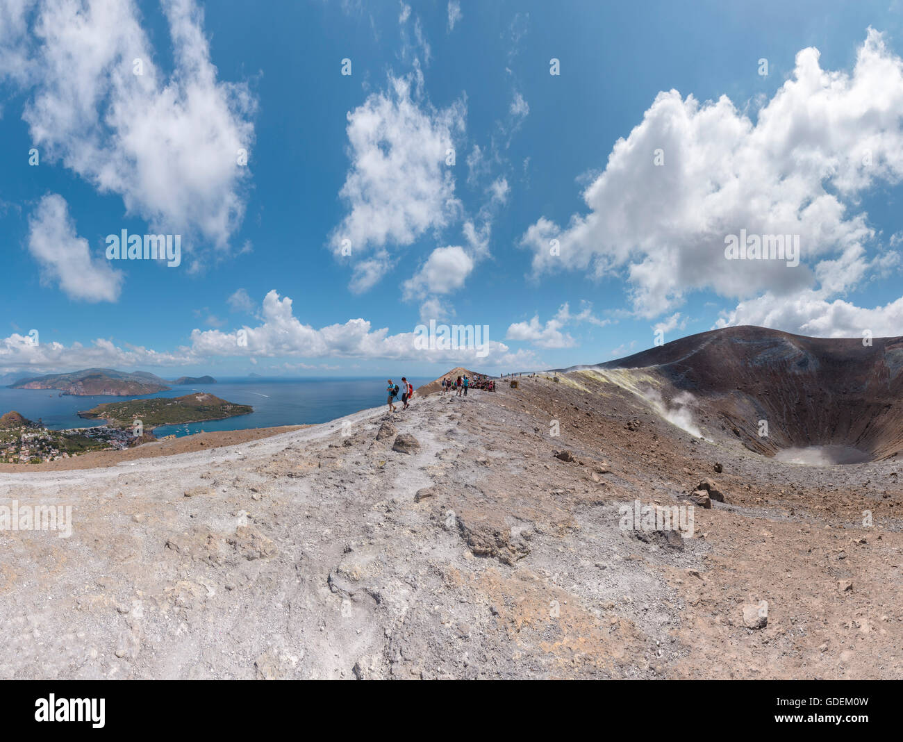 Wanderer auf dem Weg zu dem Gran Cratere, Blick Richtung Lipari Stockfoto