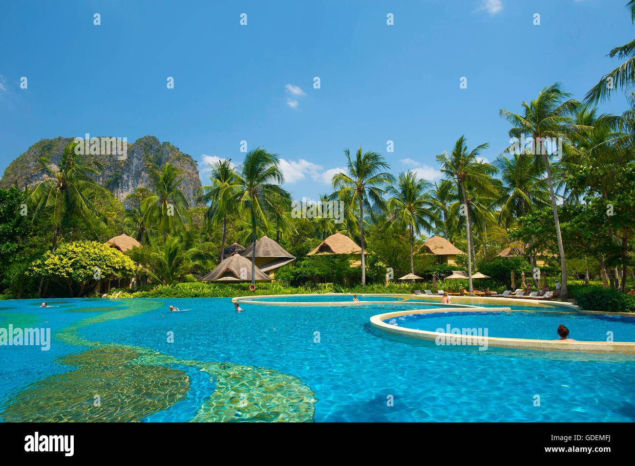 Schwimmbad im Rayavadee Resort, Krabi, Thailand Stockfoto
