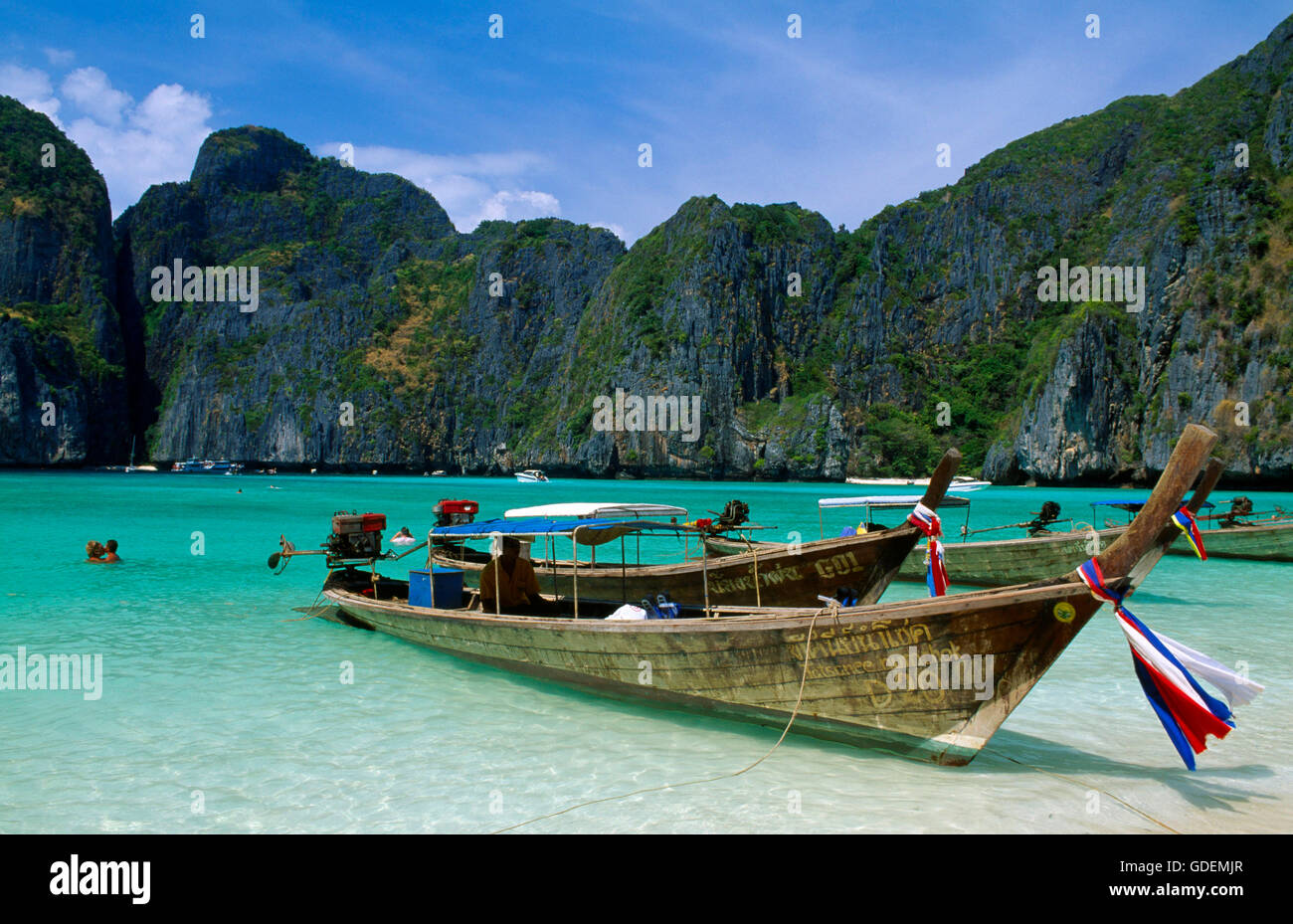 Long-Tail-Boote auf die Maya Beach, Phi Phi Le, Thailand Stockfoto